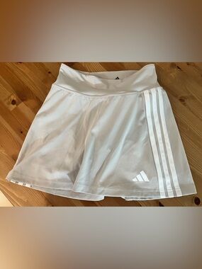 Small beige Adidas climacool Skort